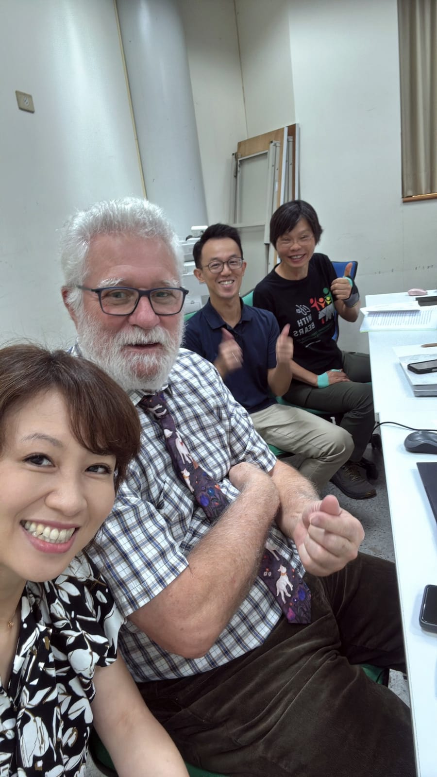 口試會場自拍:我、Dr. Cedric Tutt、余品奐教授與黃美秀老師