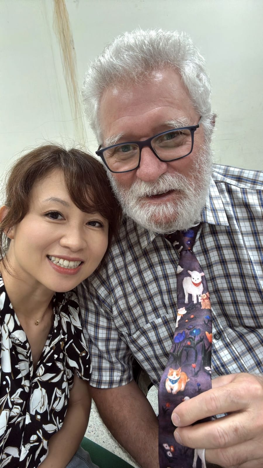 我與 Dr. Cedric Tutt 自拍,他的領帶印著小羊與狗貓