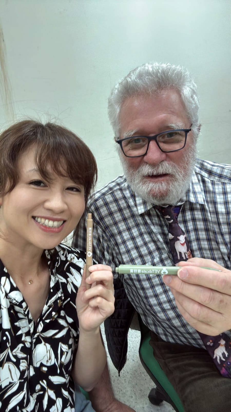 我與 Dr. Cedric Tutt 各拿著一支筆合照