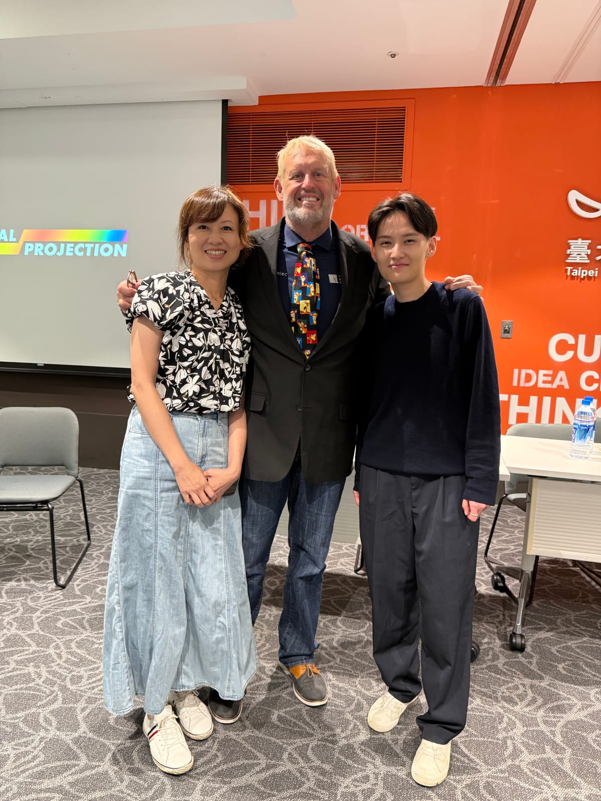 我、Dr. Brook Niemiec 與楊慈嫻獸醫師在講台前合影