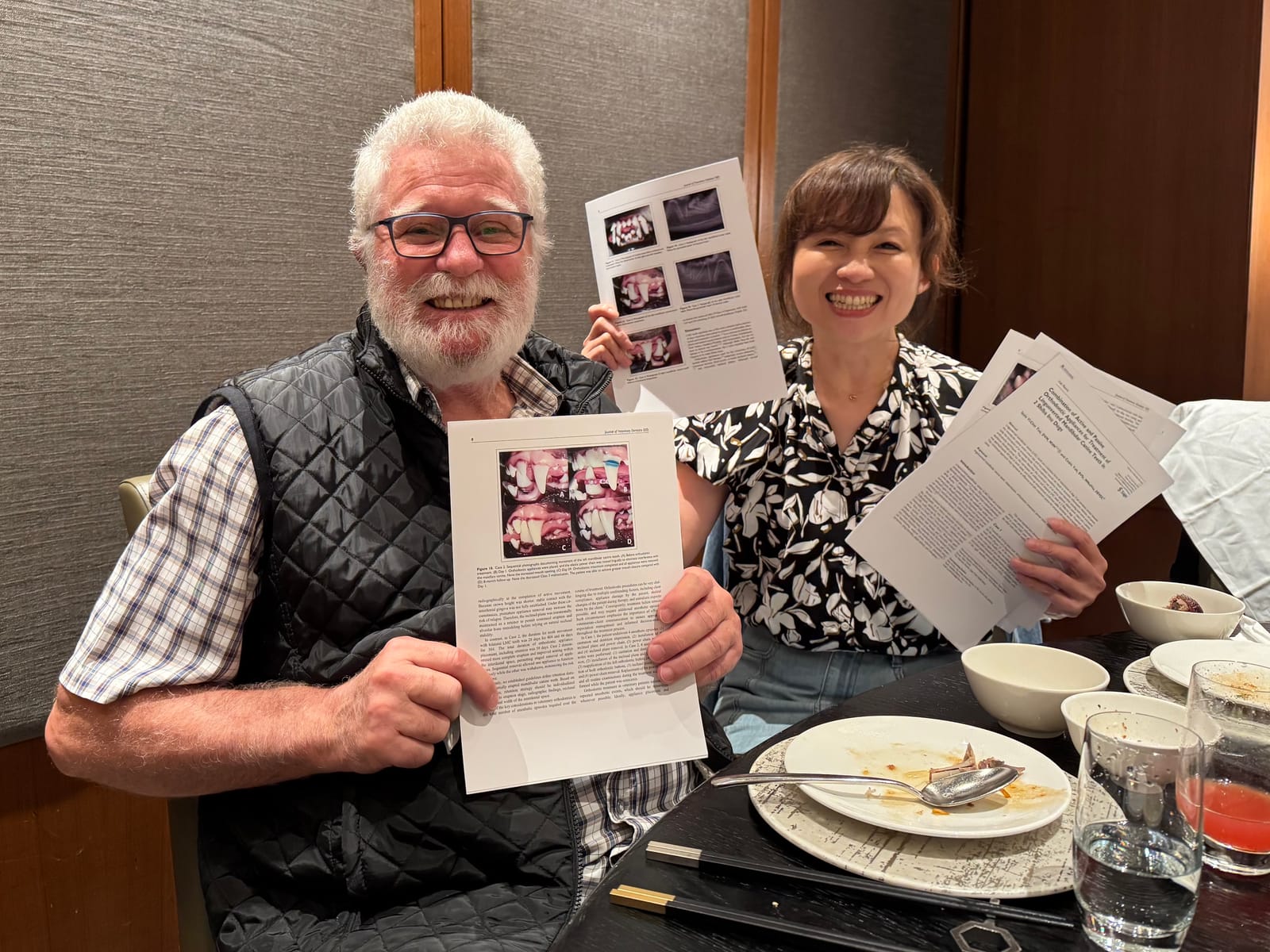Dr. Cedric Tutt 與我拿著論文印本笑著合影