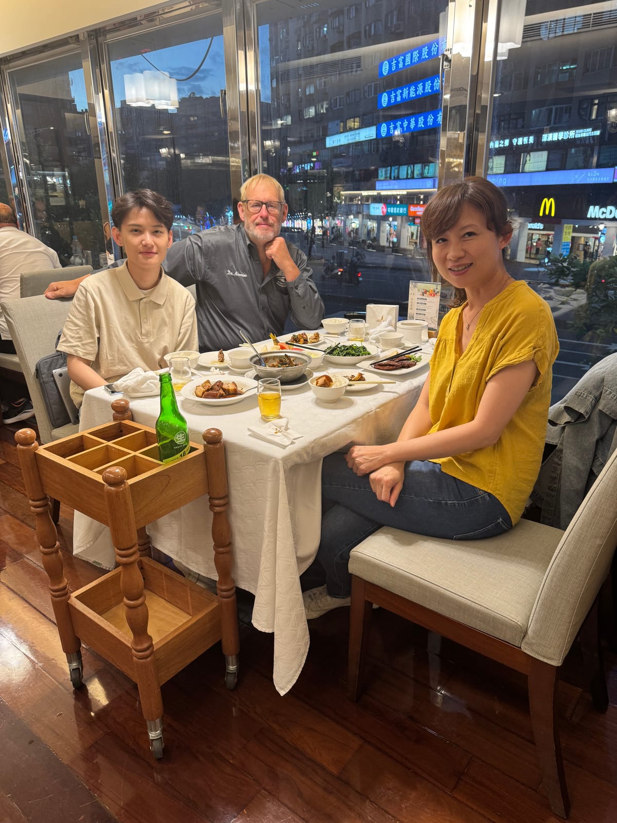 另一場餐敘,窗邊餐桌合影